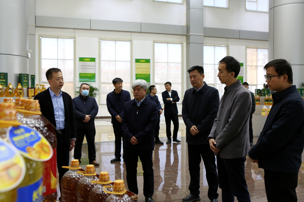 农业村落部村落财产成长司三级调研员杜鹏飞一行来山东三星团体调研