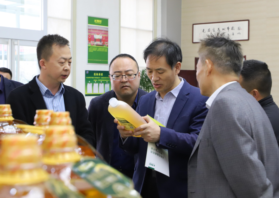 甘肃省定西市粮食和物资储备局党组书记、局长燕永春一行来蘑菇视频
参观座谈