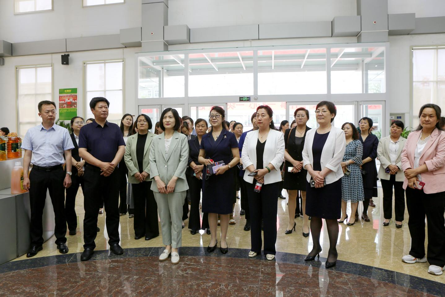邹平市女企业家协会走进山东三星团体观赏交换