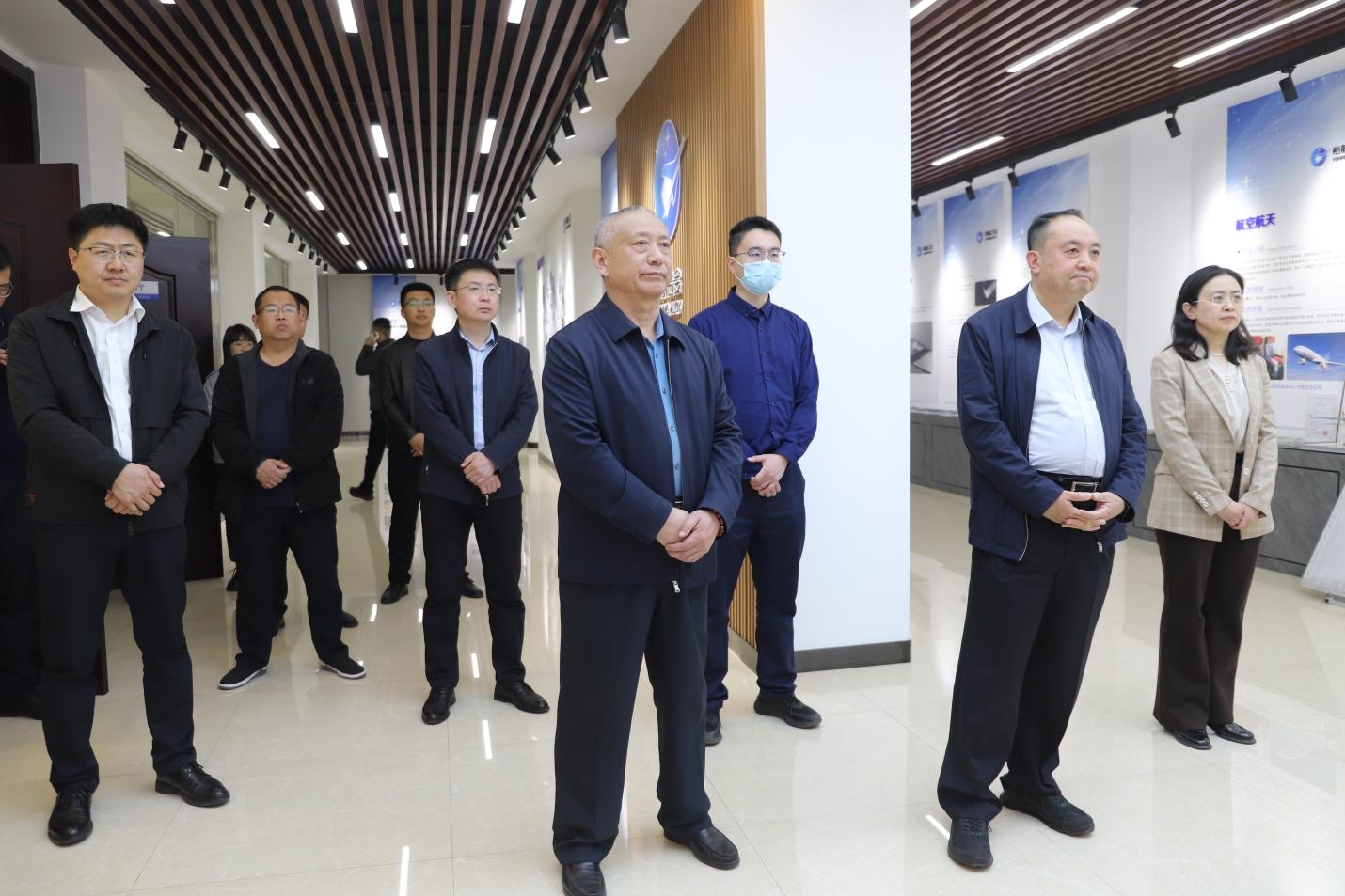 省工信厅电子信息财产到处长、二级巡查员李英峰来山东三星团体调研