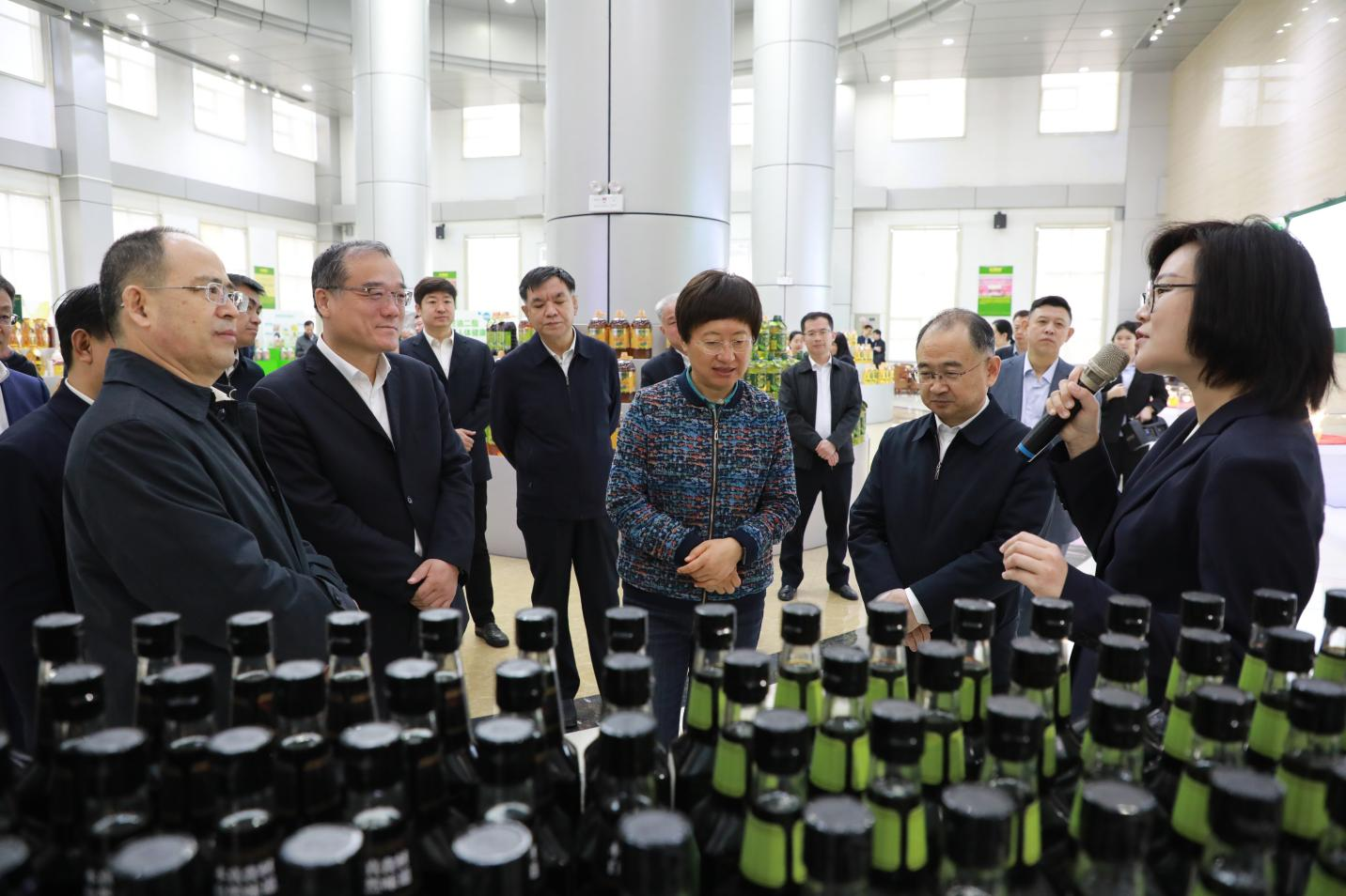 王随莲率队来山东三星团体展开银行行上进商会访企业勾当