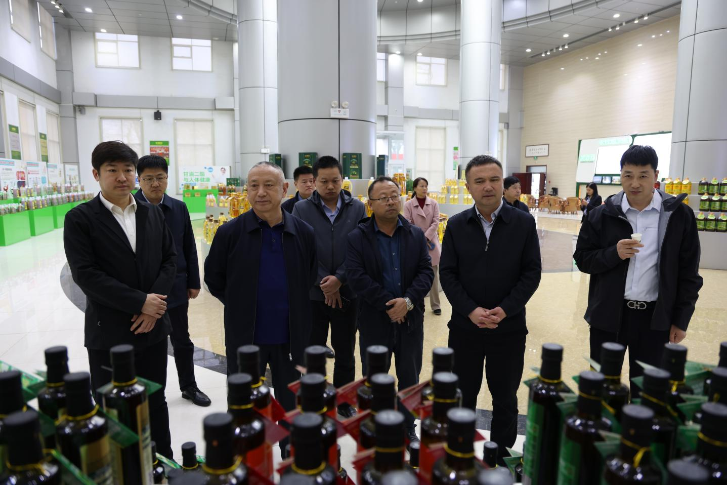 新疆维吾尔自治区博乐市委常委马那提别克一行来山东三星团体考查进修玉米深加工环境