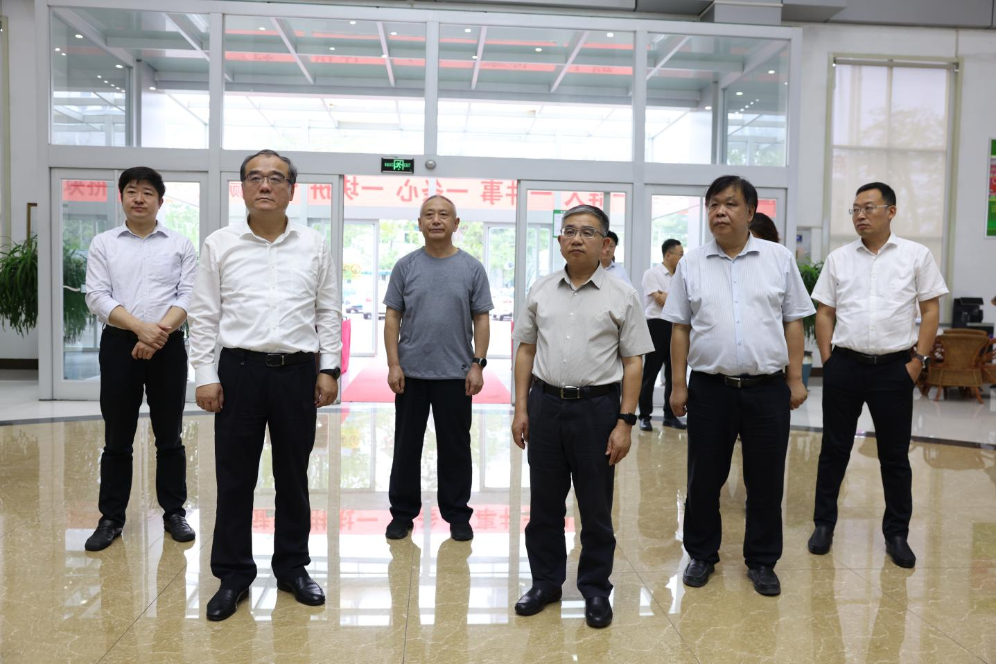 青岛大学党委布告胡金焱一行来山东三星团体观赏考查