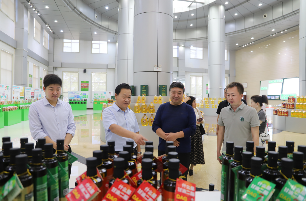 内蒙古扎兰屯市人大常委会考查组来山东三星团体考查