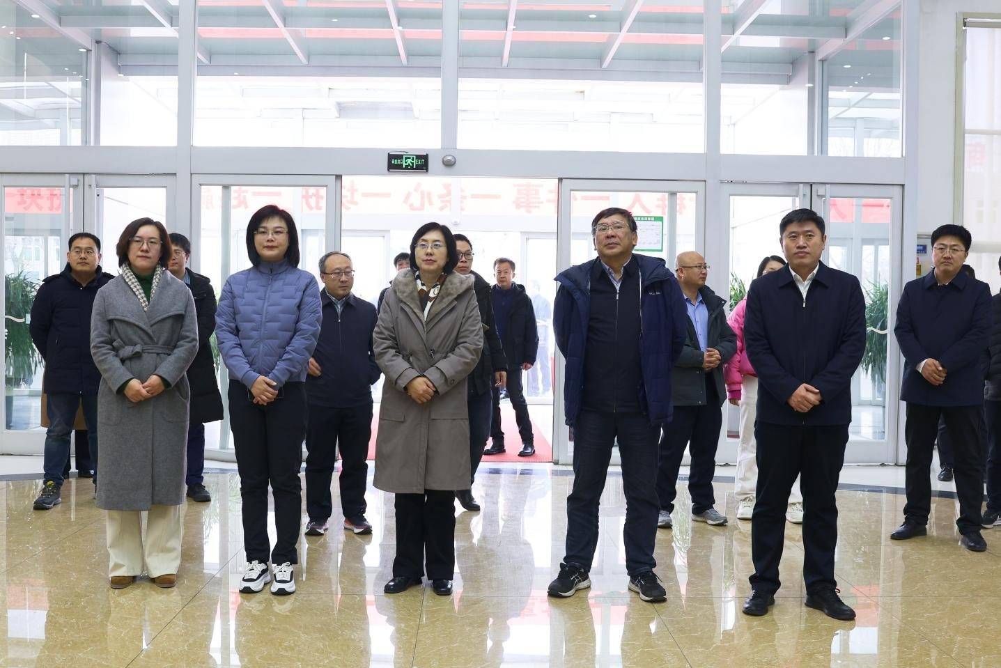 中国社会迷信院乡村成长研讨所党委布告、副长处杜志雄一行来山东三星团体调研