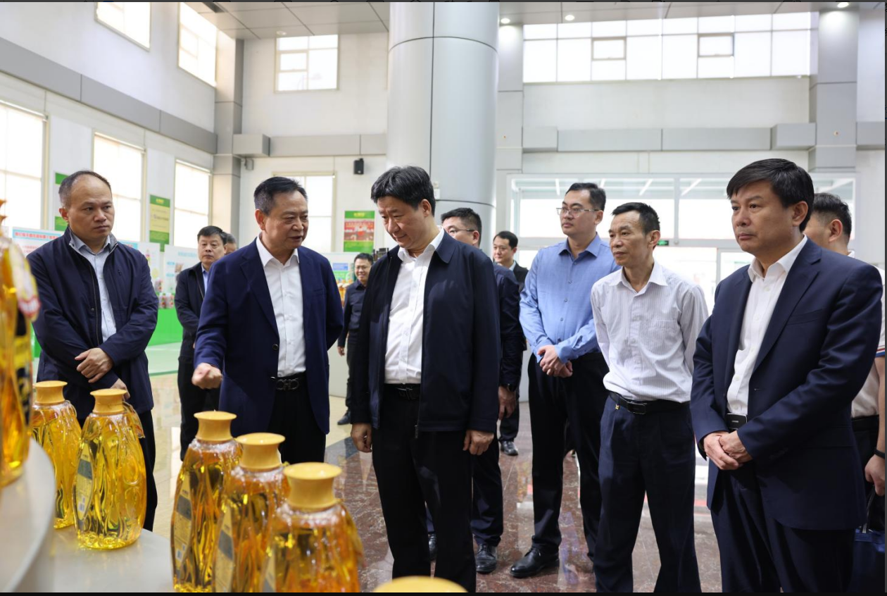 广东省市场羁系局党构成员、副局长郭宇华一行来山东三星团体调研