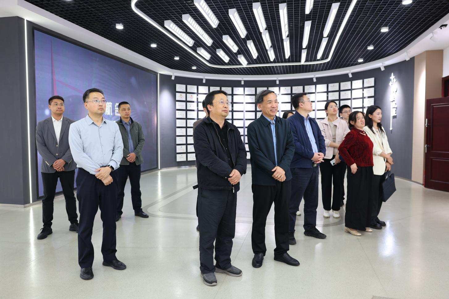 威海市科技局副局长姜新一行来山东三星团体调研