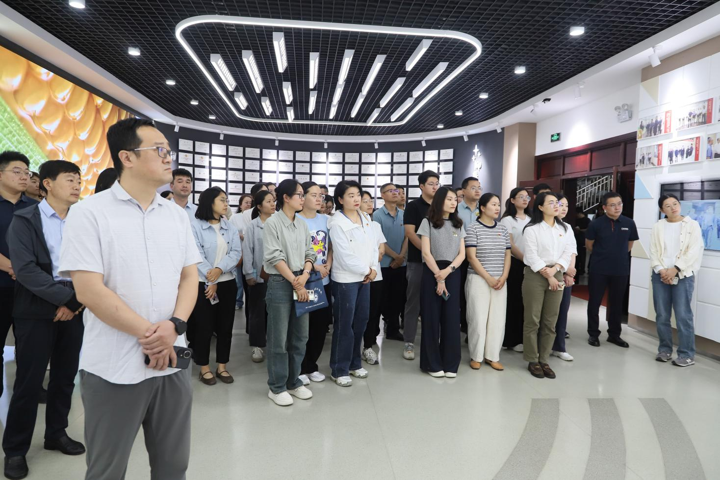 邹平市“2025年市直构造进步党员干部内生能源暨党务干部培训班”走进山东三星团体