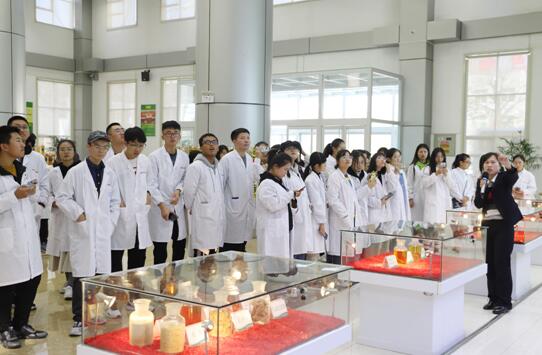 滨州学院师生来蘑菇视频
参观学习