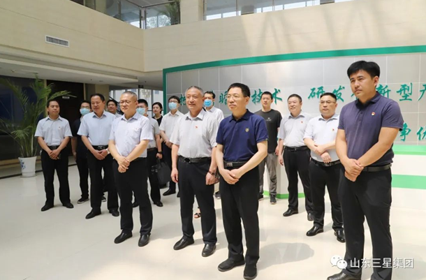省民营企业高质量发展服务队到蘑菇视频
参观并开展赠书送学活动